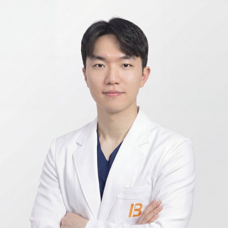 Yoon Hyuk-ki รองผู้อำนวยการ สาขาคังนัม